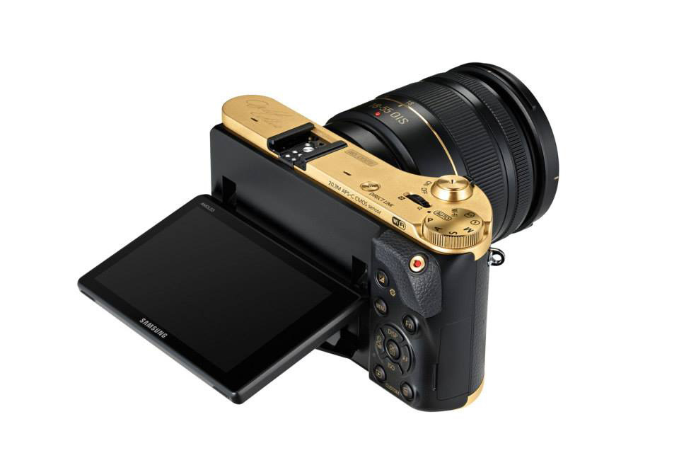 Золотой фотоаппарат Samsung Gold Plated NX300 (фото 2)