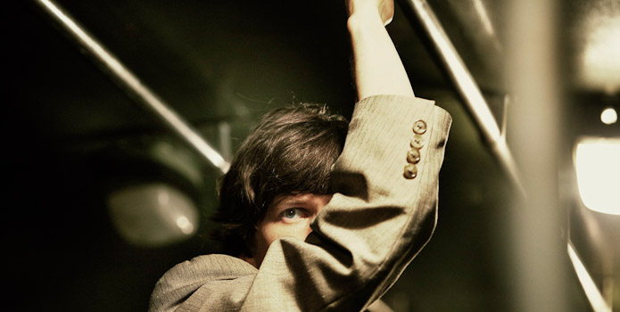 Джесси Айзенберг и Мия Васиковска в "Двойнике" (фото 4)