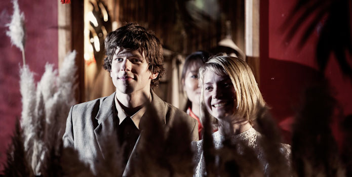 Джесси Айзенберг и Мия Васиковска в "Двойнике" (фото 2)