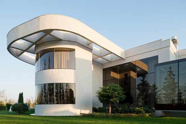 Летающая тарелка: необычная вилла под Москвой (фото 1)