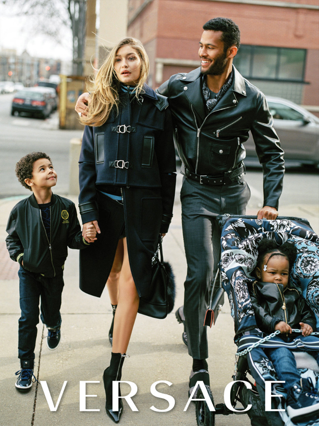 Семейные ценности: Карли Клосс и Джиджи Хадид в новой кампании Versace (фото 1)