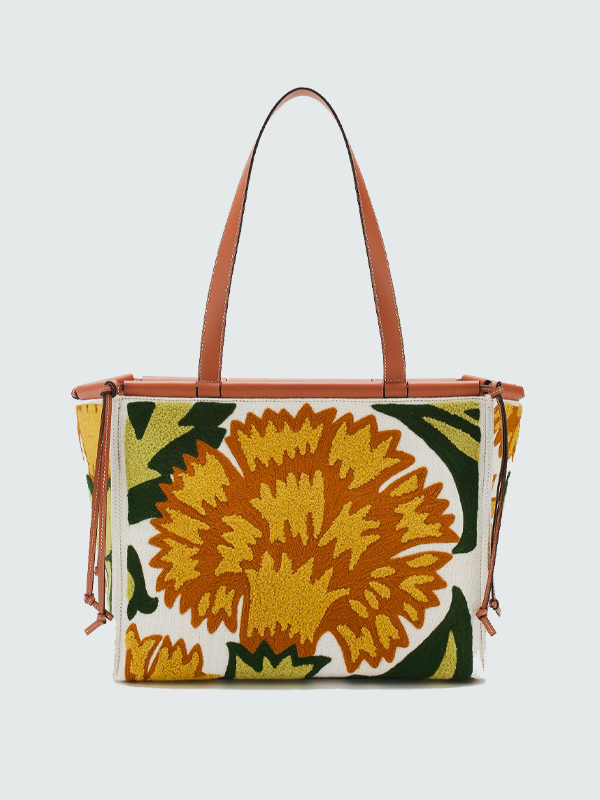 Необычная форма, яркий принт и экзотическая кожа: 15 сумок на весну и лето (фото 11)