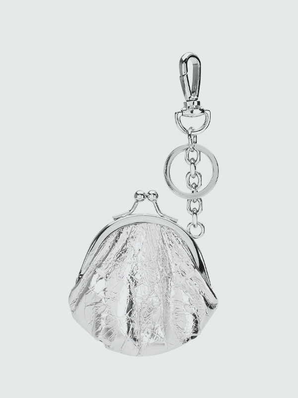 Необычная форма, яркий принт и экзотическая кожа: 15 сумок на весну и лето (фото 17)