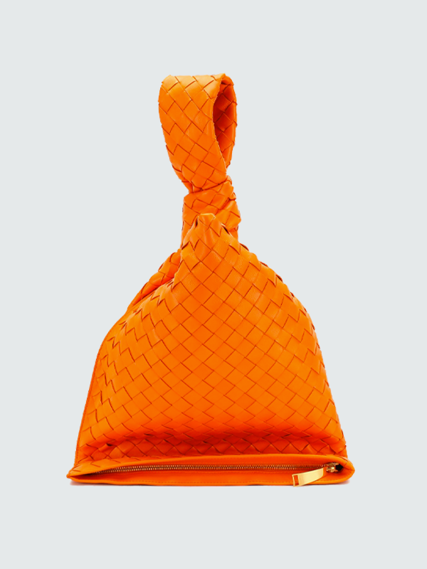 Необычная форма, яркий принт и экзотическая кожа: 15 сумок на весну и лето (фото 15)