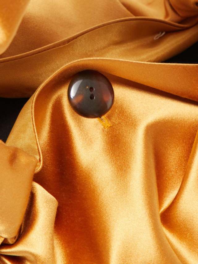 Если всего одна сумка на лето — то атласная! (фото 6)