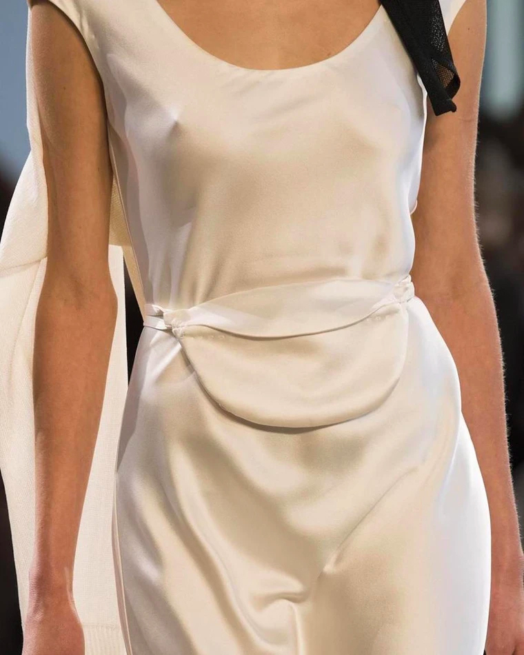 Если всего одна сумка на лето — то атласная! (фото 1)