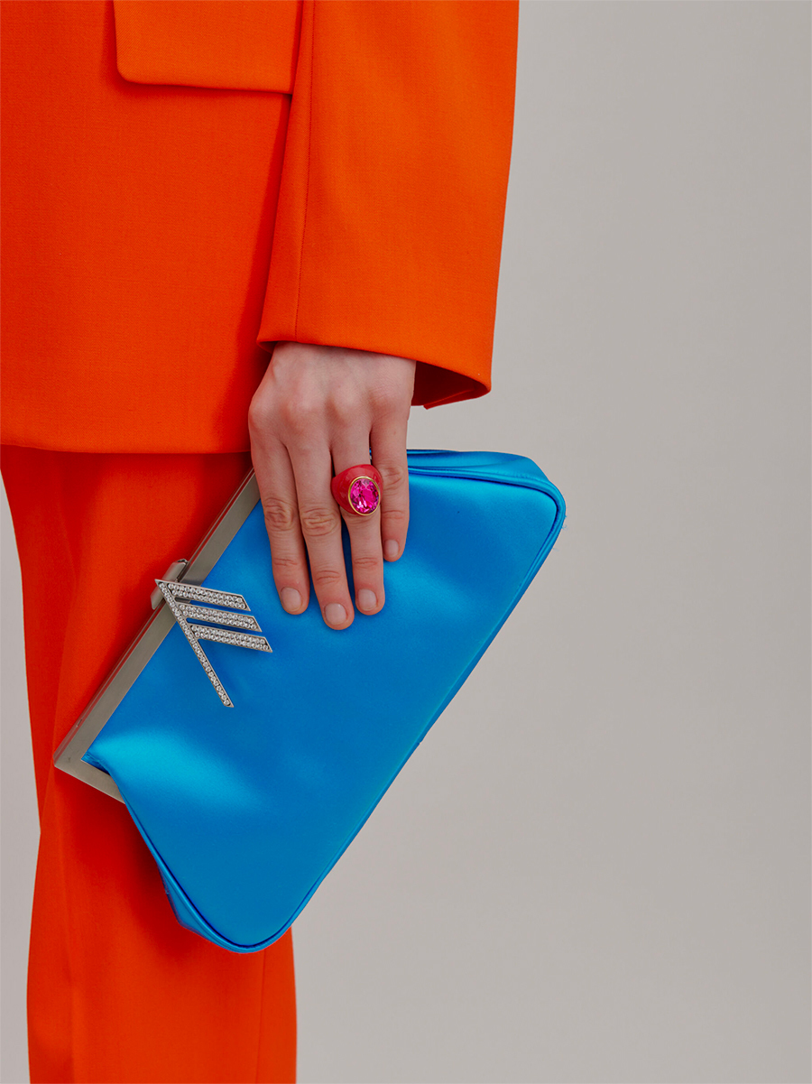 Если всего одна сумка на лето — то атласная! (фото 17)