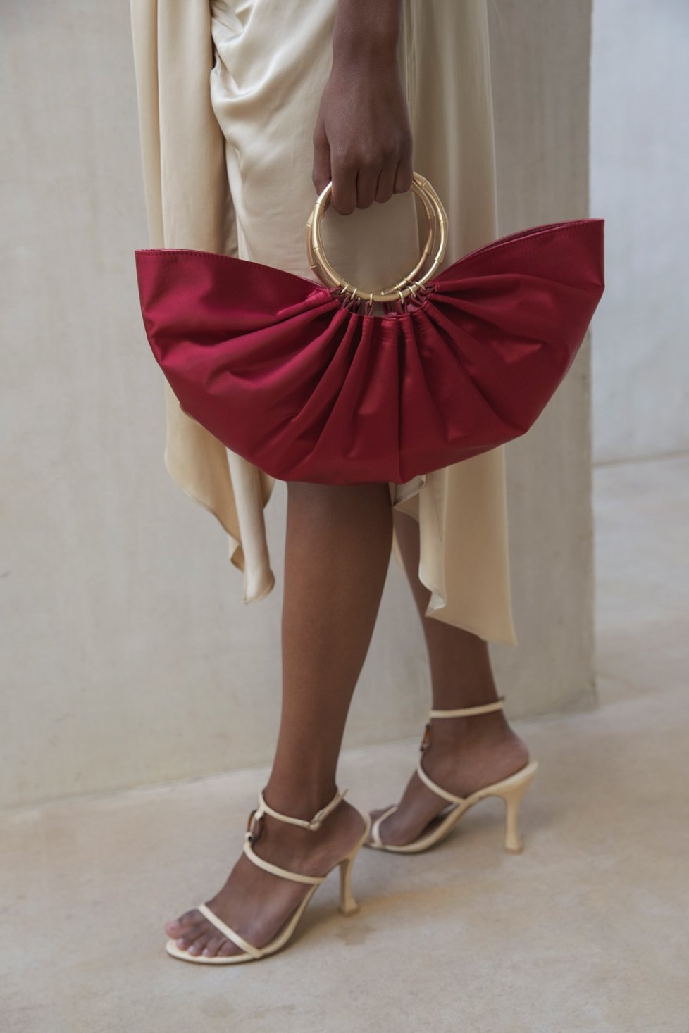 Если всего одна сумка на лето — то атласная! (фото 11)