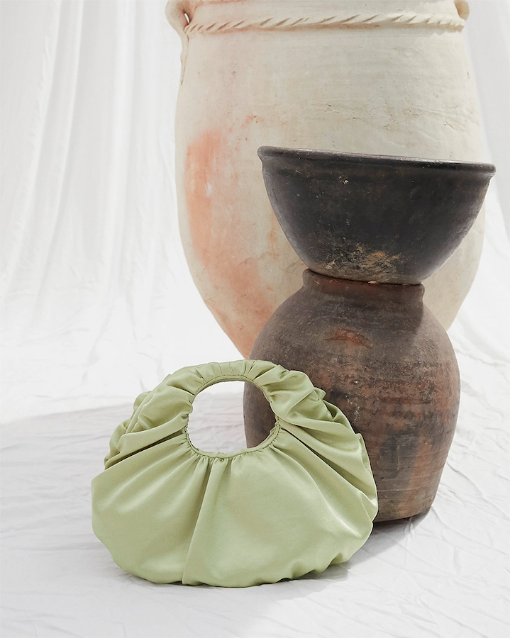 Если всего одна сумка на лето — то атласная! (фото 15)