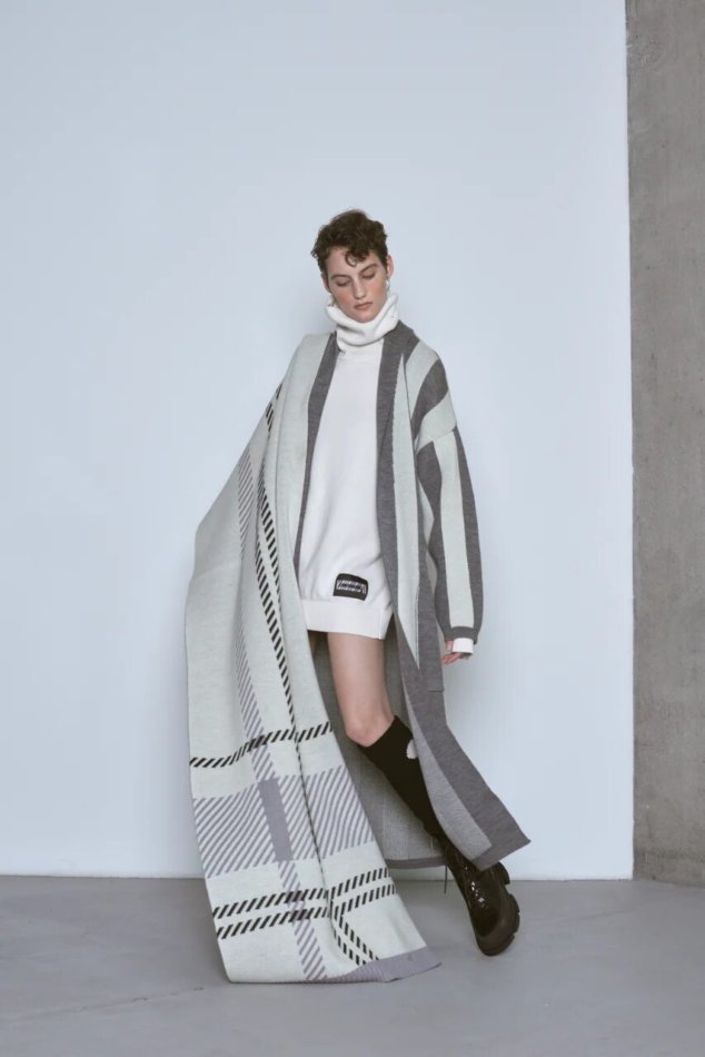 Выходим на улицу прямо в пледе. Вот 20 уютных вариантов (фото 13)