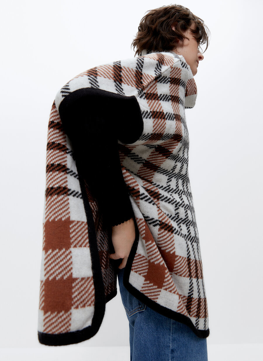 Выходим на улицу прямо в пледе. Вот 20 уютных вариантов (фото 24)