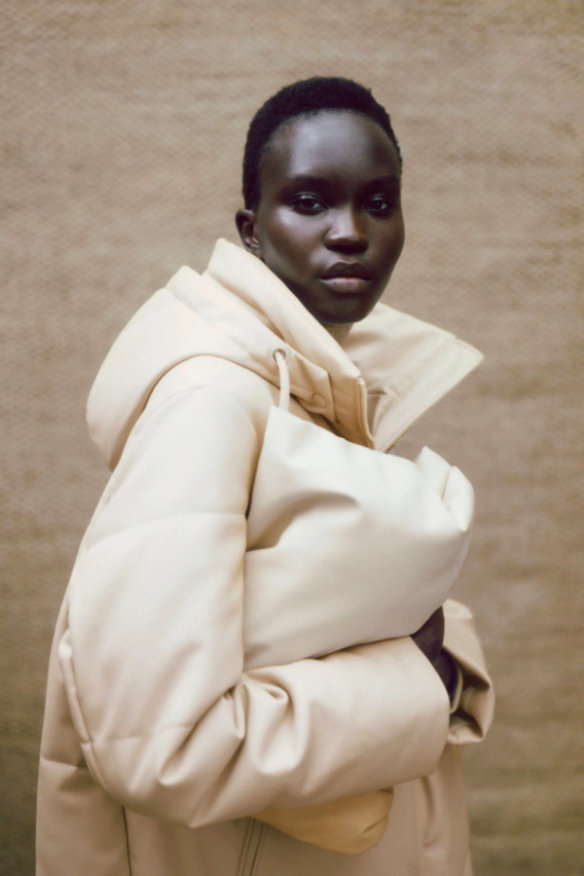 Завернуться в облако и успокоиться. 15 антитревожных пуховиков из новых коллекций (фото 16)