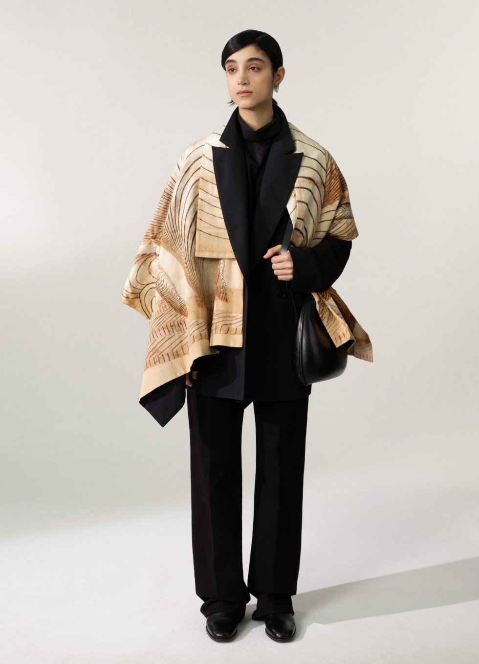 Что носить, пока музеи закрыты: 15 вещей, объединяющих искусство и моду (фото 6)