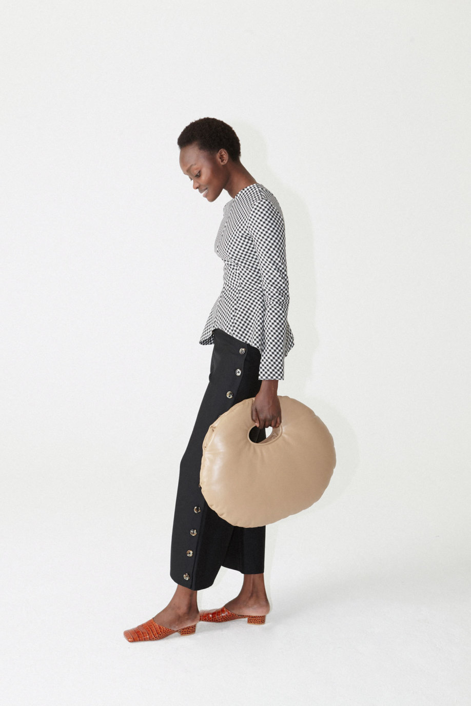 Гармошка, мыльница, подушка: 10 необычных и очень красивых сумок сезона осень-зима 2020 (фото 13)