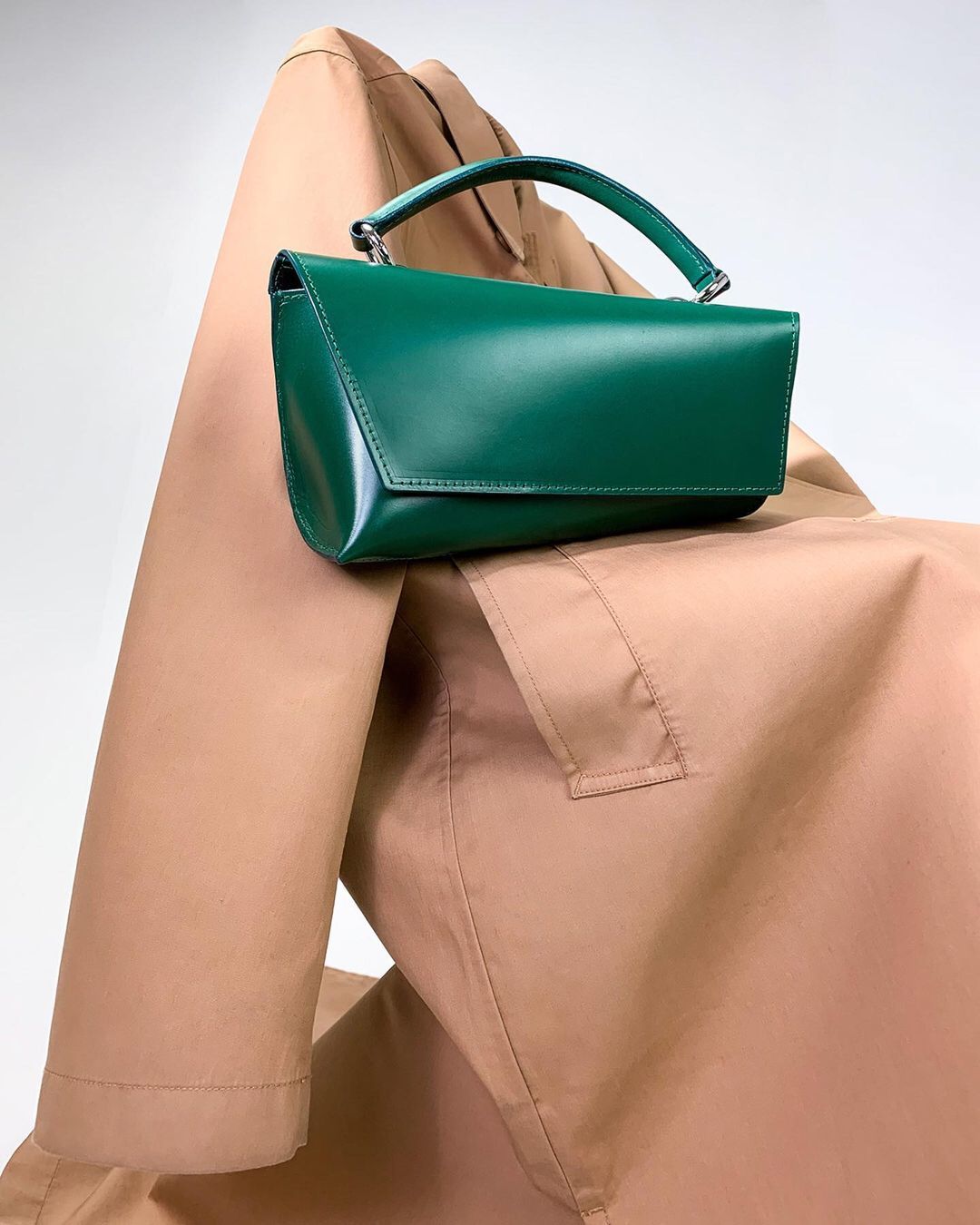 Гармошка, мыльница, подушка: 10 необычных и очень красивых сумок сезона осень-зима 2020 (фото 8)