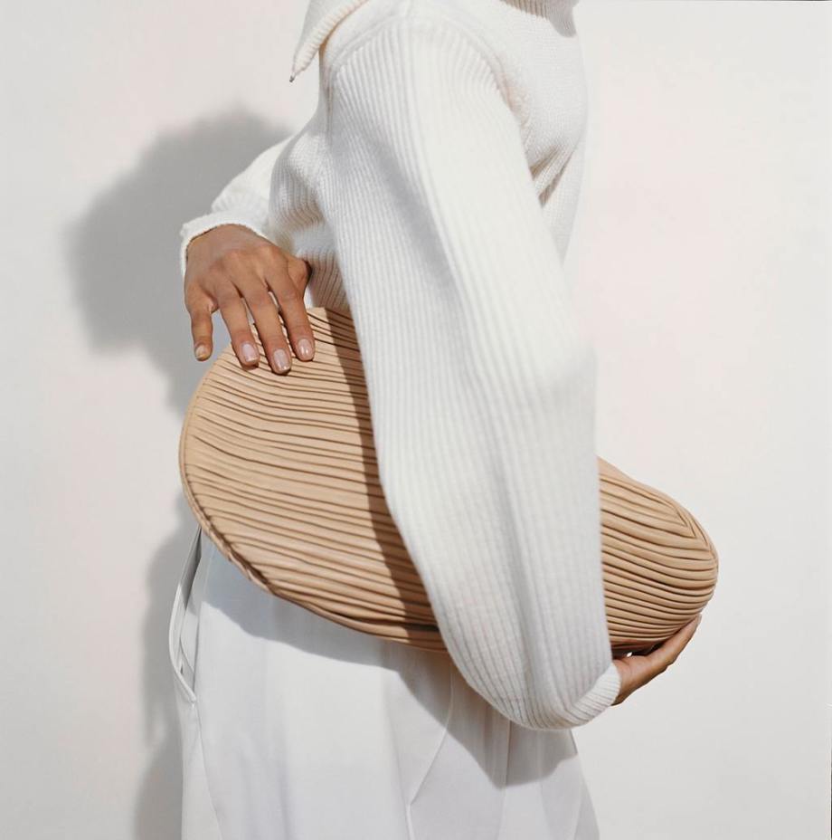 Гармошка, мыльница, подушка: 10 необычных и очень красивых сумок сезона осень-зима 2020 (фото 1)