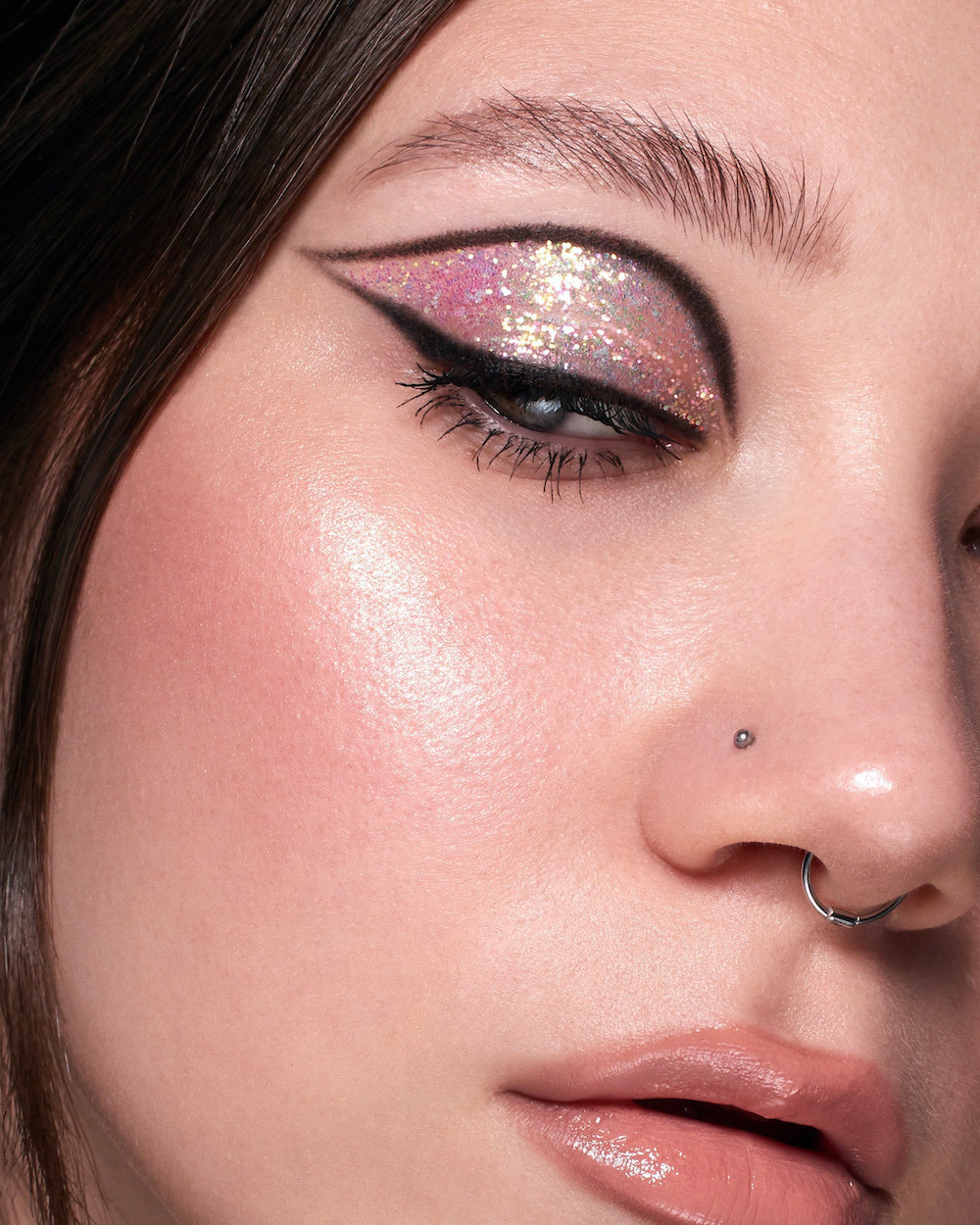 Сверкающий макияж для новогодней ночи: 4 образа от независимых визажистов (фото 12)