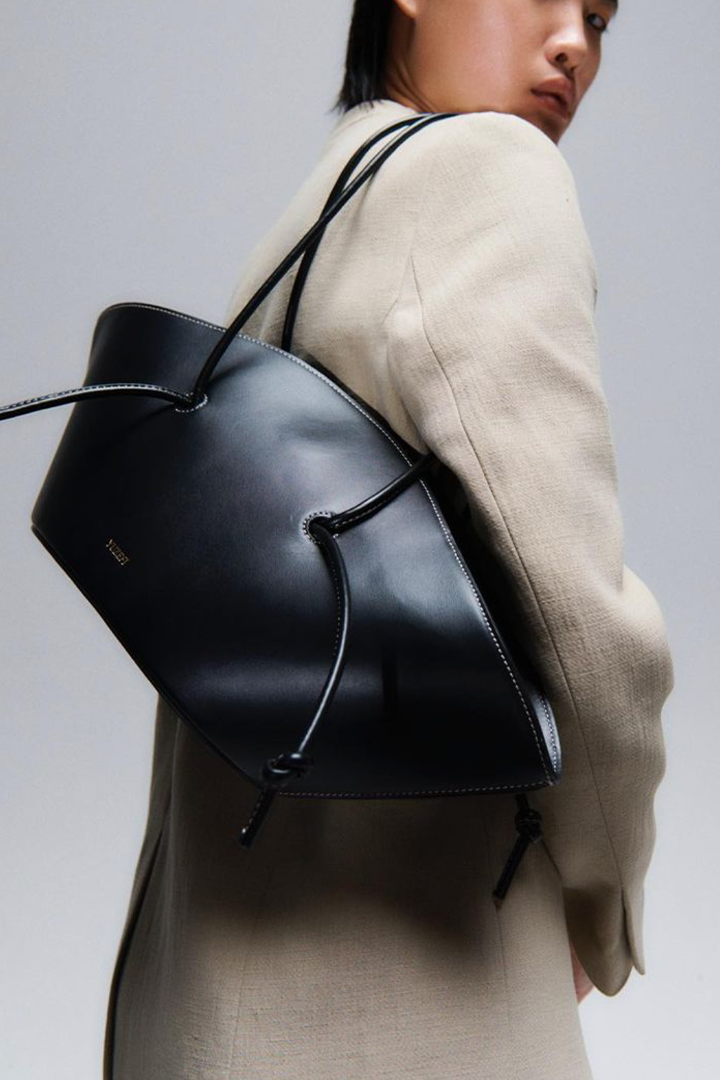 Выбор Юли Катькало: вместительные сумки для лета в городе (фото 1)