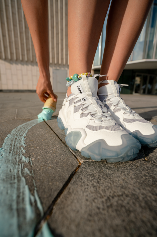 Без кроссовок лето — не лето. Выберите свою пару в специальной съемке ЦУМа (фото 13)