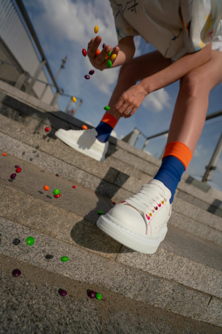 Без кроссовок лето — не лето. Выберите свою пару в специальной съемке ЦУМа (фото 1)