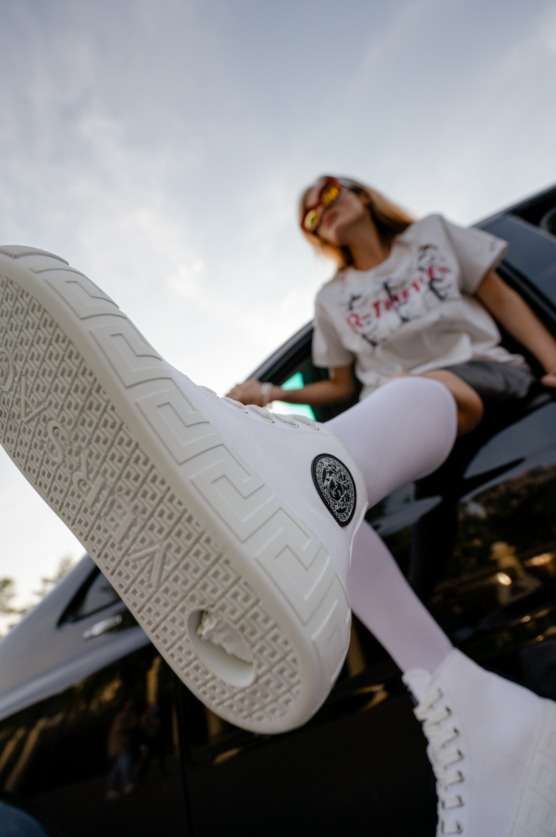 Без кроссовок лето — не лето. Выберите свою пару в специальной съемке ЦУМа (фото 16)