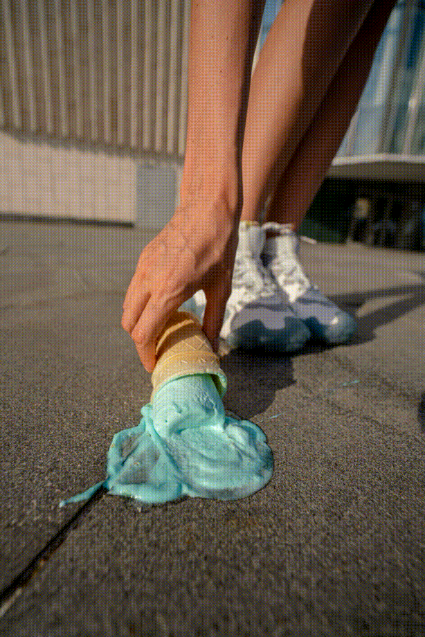 Без кроссовок лето — не лето. Выберите свою пару в специальной съемке ЦУМа (фото 11)