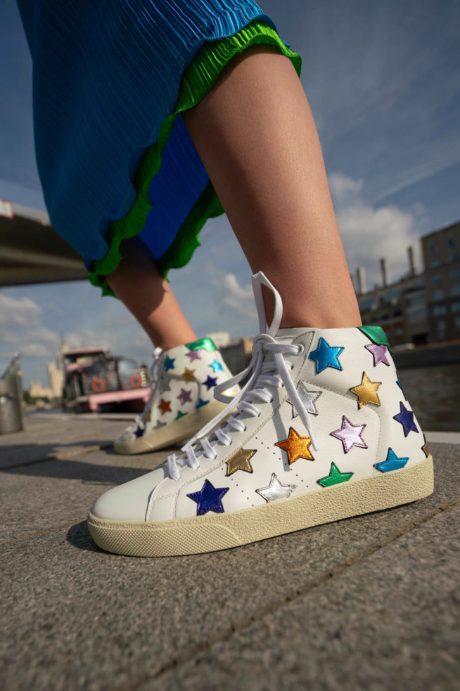 Без кроссовок лето — не лето. Выберите свою пару в специальной съемке ЦУМа (фото 6)