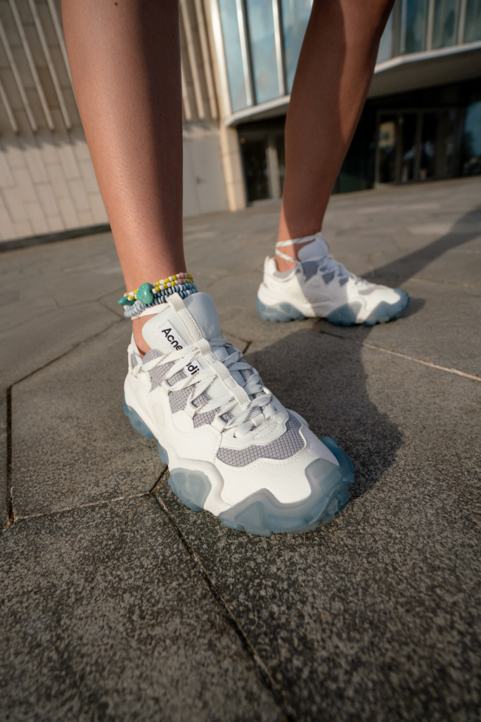 Без кроссовок лето — не лето. Выберите свою пару в специальной съемке ЦУМа (фото 12)