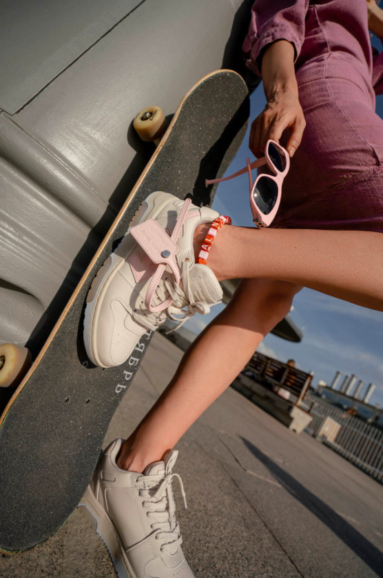 Без кроссовок лето — не лето. Выберите свою пару в специальной съемке ЦУМа (фото 9)