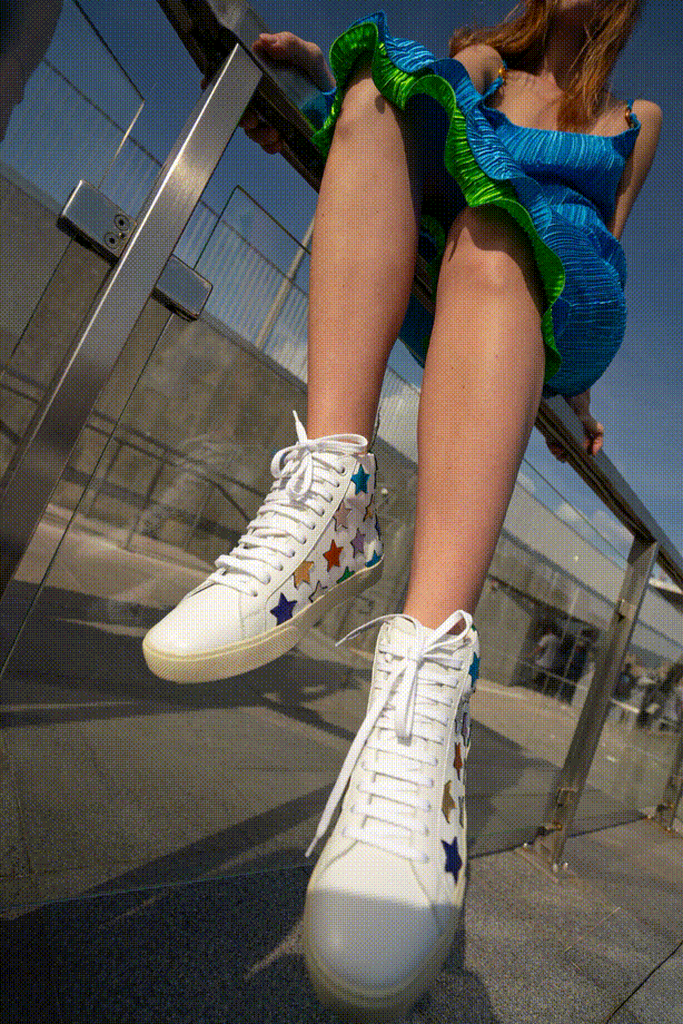 Без кроссовок лето — не лето. Выберите свою пару в специальной съемке ЦУМа (фото 5)