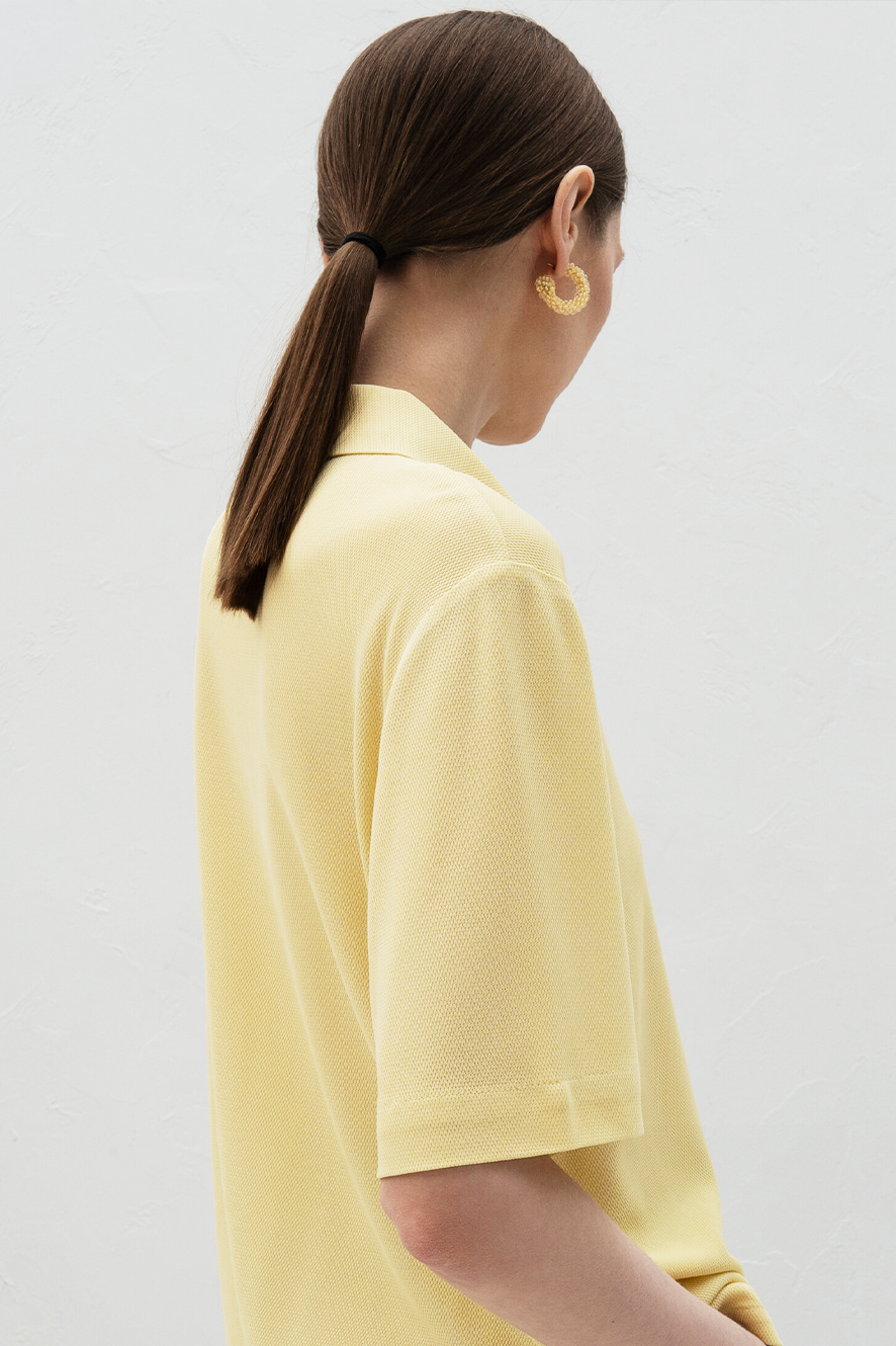 Топ с воротником-поло: какой выбрать и с чем носить (фото 1)