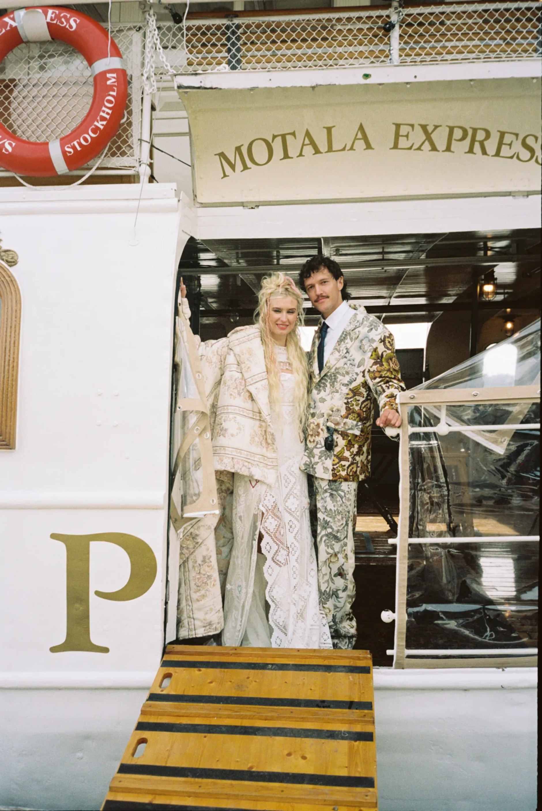 От винтажного кружева до Alexander McQueen. Свадебные платья июльских невест (фото 4)