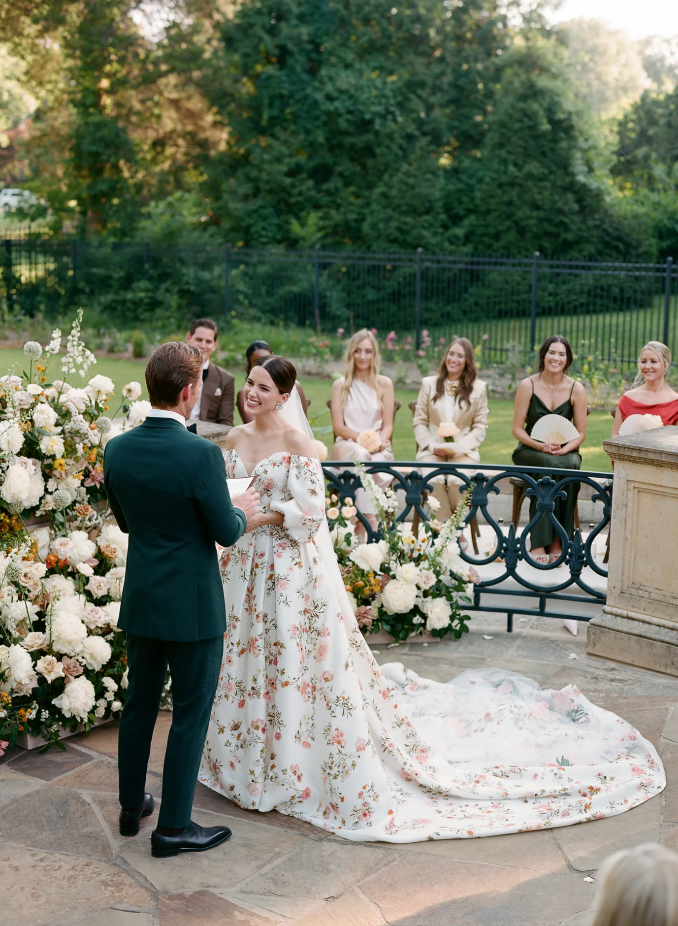 От винтажного кружева до Alexander McQueen. Свадебные платья июльских невест (фото 2)