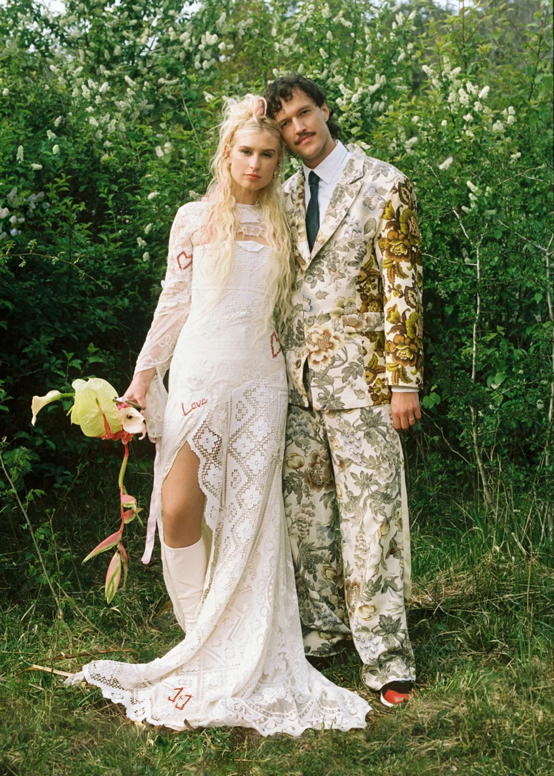 От винтажного кружева до Alexander McQueen. Свадебные платья июльских невест (фото 3)