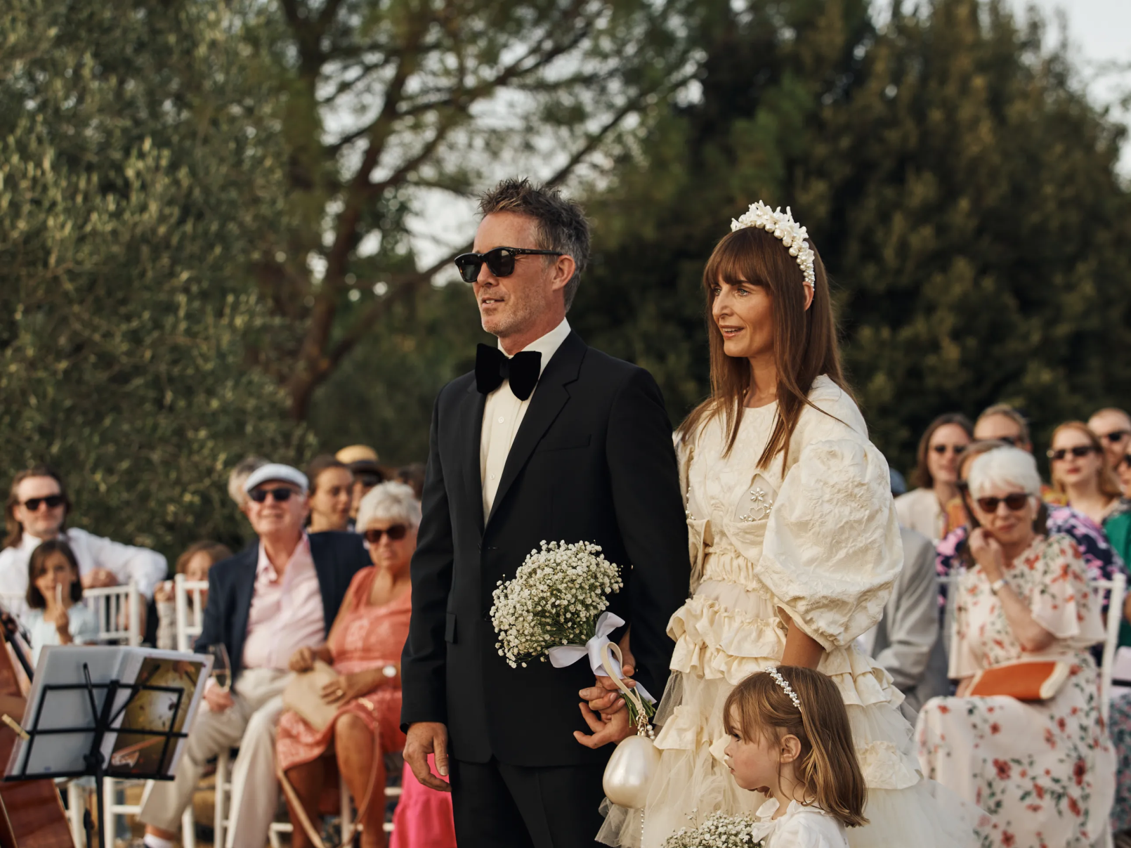 Vivienne Westwood, Loewe и Simone Rocha. Свадебные образы августовских невест и женихов (фото 5)