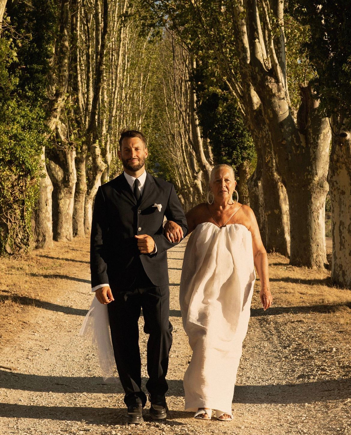 Vivienne Westwood, Loewe и Simone Rocha. Свадебные образы августовских невест и женихов (фото 2)