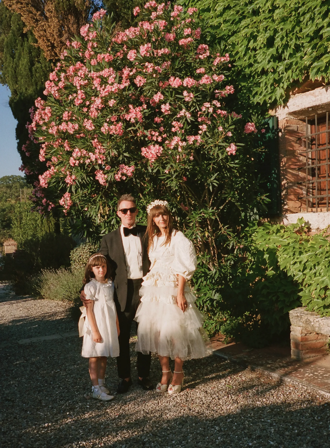 Vivienne Westwood, Loewe и Simone Rocha. Свадебные образы августовских невест и женихов (фото 3)