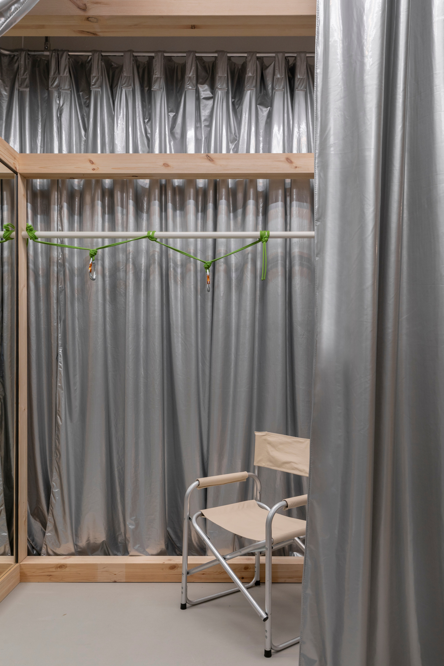 Вешалки в технике шибари, камни и мох — как устроен обновленный второй этаж магазина Peak (фото 15)