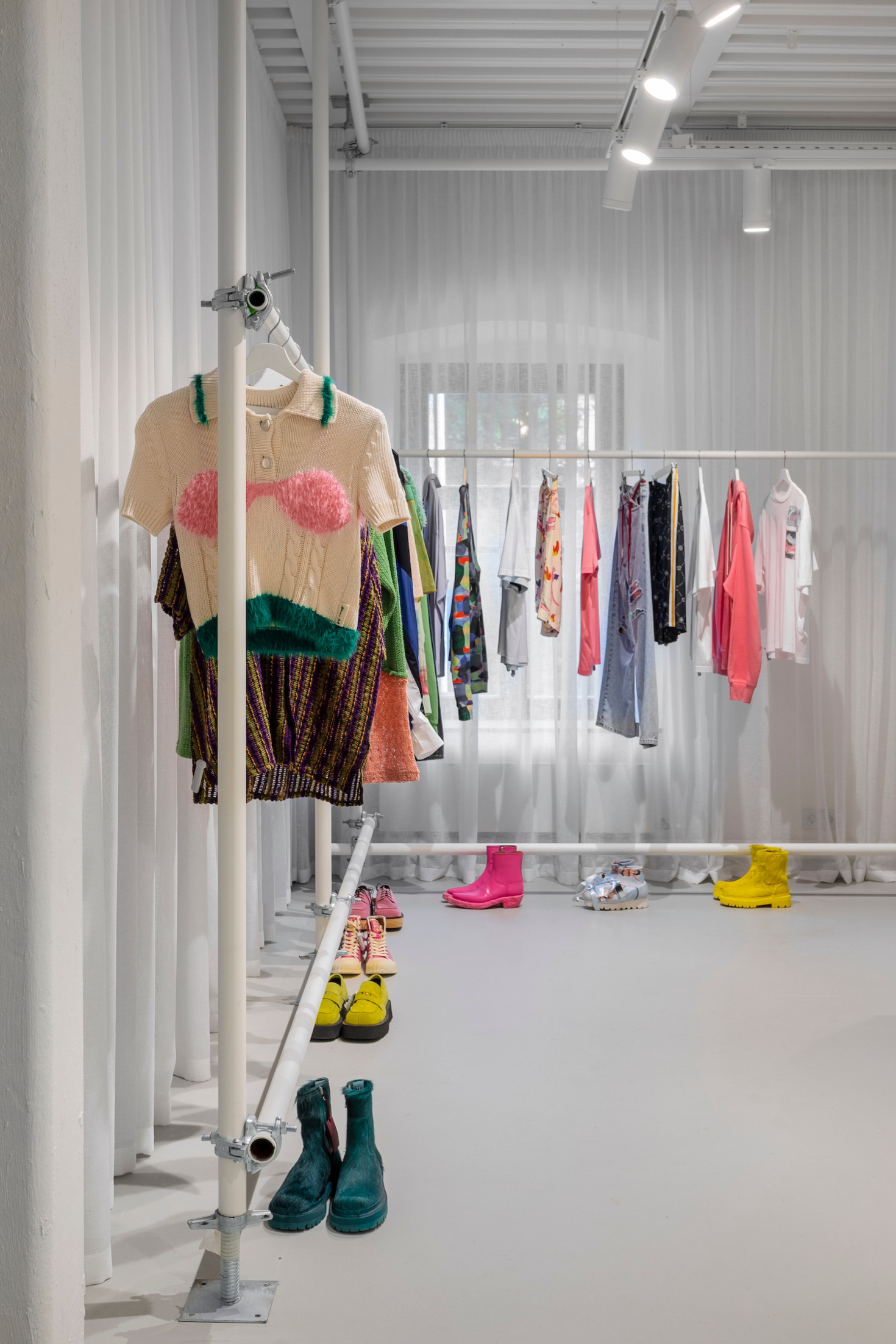 Вешалки в технике шибари, камни и мох — как устроен обновленный второй этаж магазина Peak (фото 13)