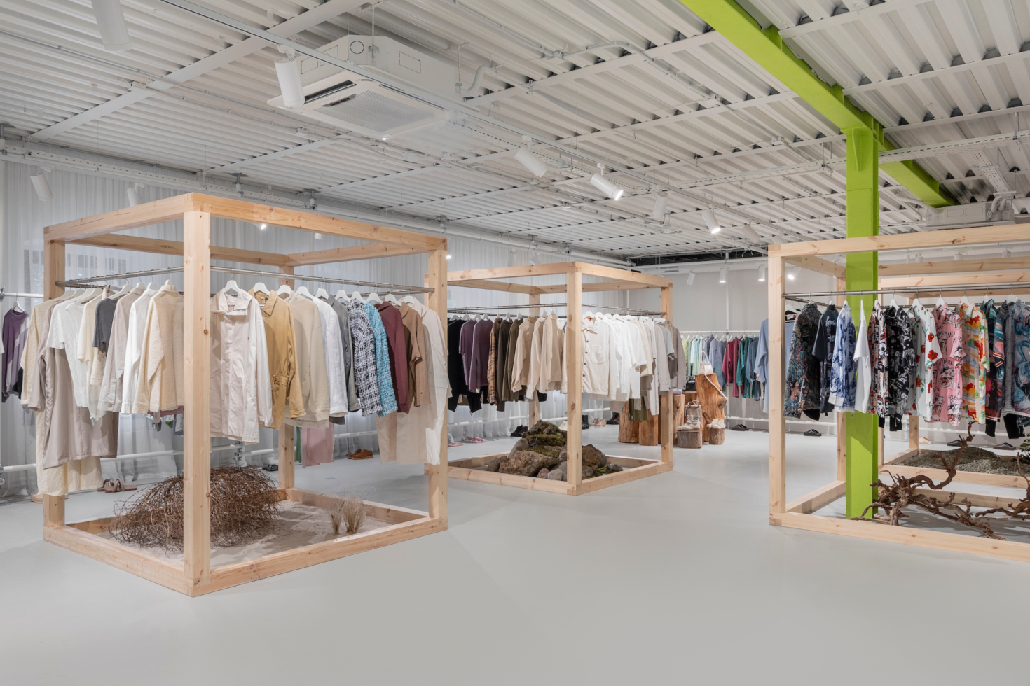 Вешалки в технике шибари, камни и мох — как устроен обновленный второй этаж магазина Peak (фото 5)