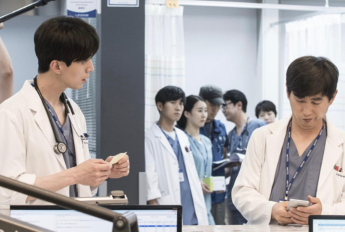 Преппи, ханбок и панк: учимся стилю у героев корейских дорам (фото 65)