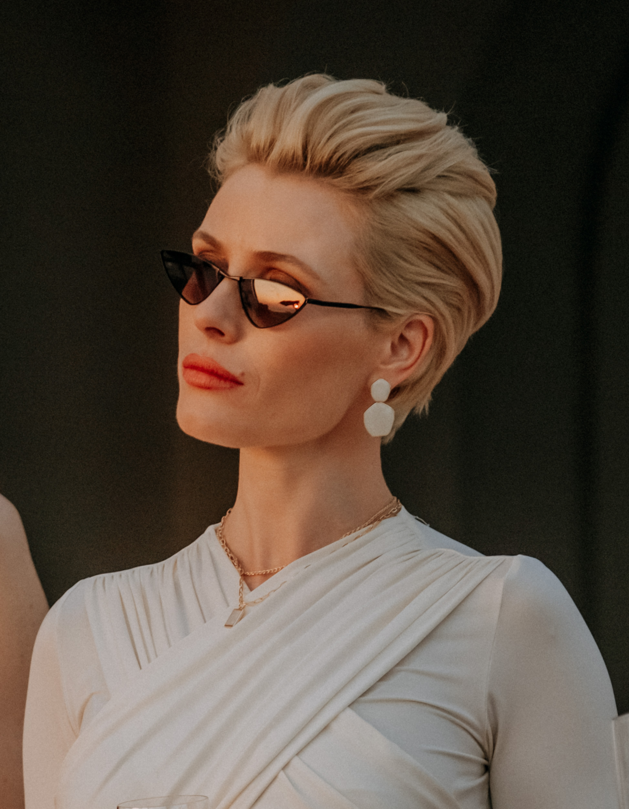 «Тихая роскошь» от А до Я: разбираемся, из чего состоит вечная классика гардероба, на примере сериала «Золотое дно» (фото 32)