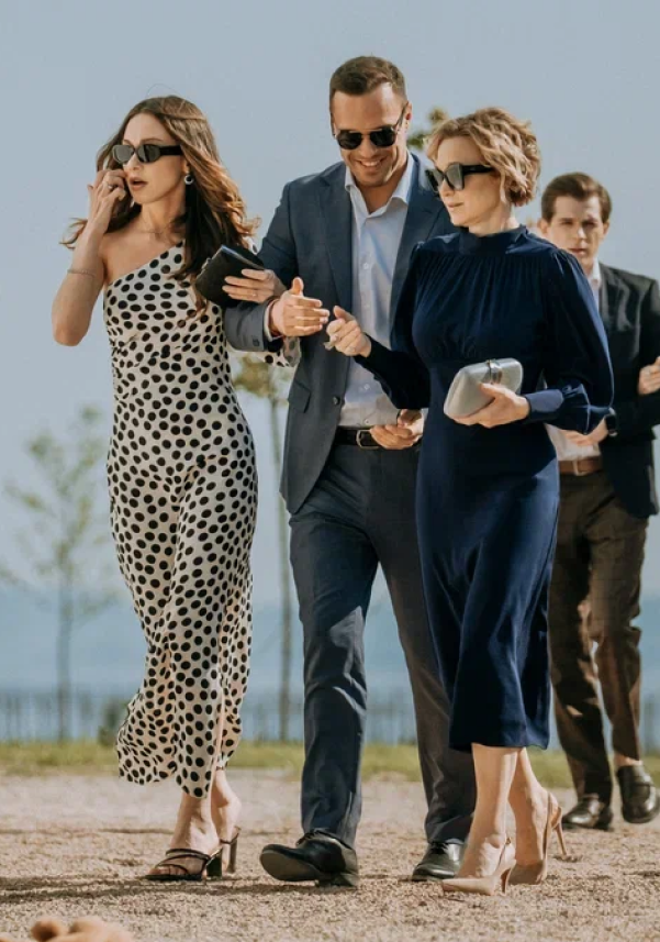 «Тихая роскошь» от А до Я: разбираемся, из чего состоит вечная классика гардероба, на примере сериала «Золотое дно» (фото 7)