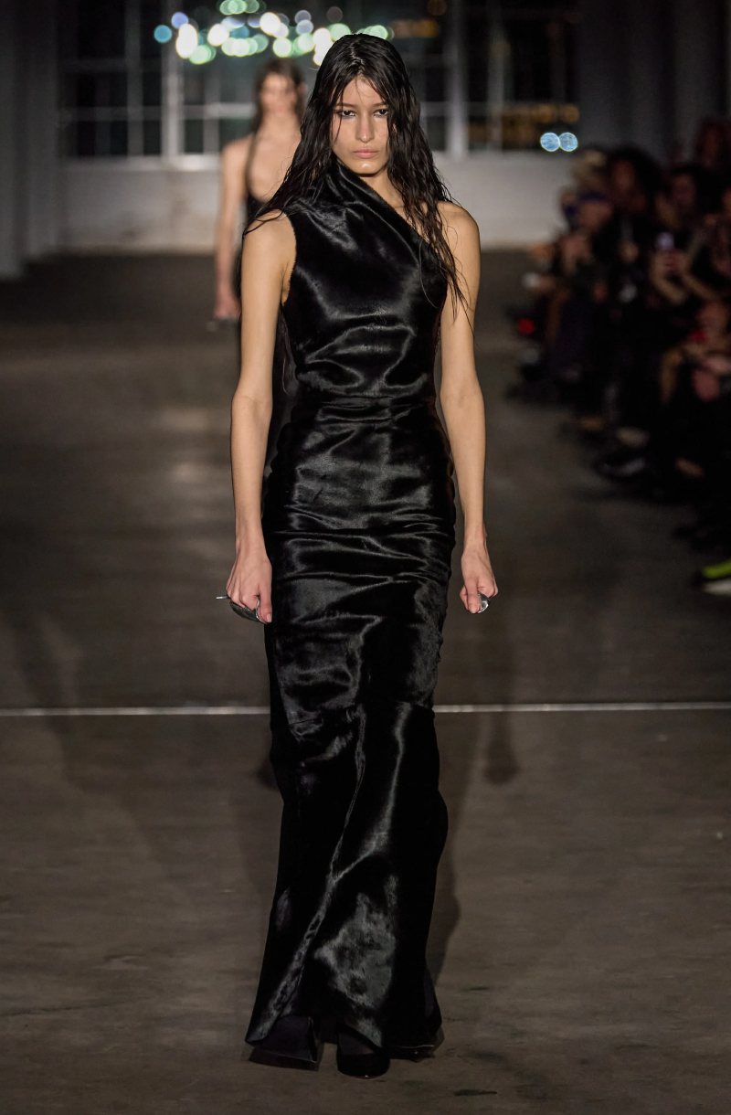 Банты, перчатки и черный: тренды Недели моды в Нью-Йорке и Лондоне осень-зима 2024 (фото 24)