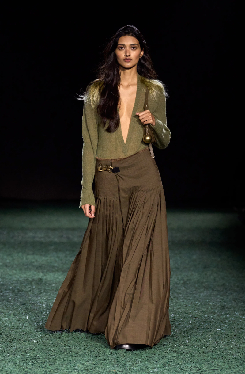 Банты, перчатки и черный: тренды Недели моды в Нью-Йорке и Лондоне осень-зима 2024 (фото 21)