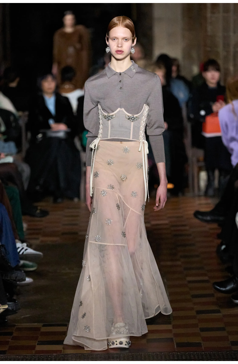 Банты, перчатки и черный: тренды Недели моды в Нью-Йорке и Лондоне осень-зима 2024 (фото 20)