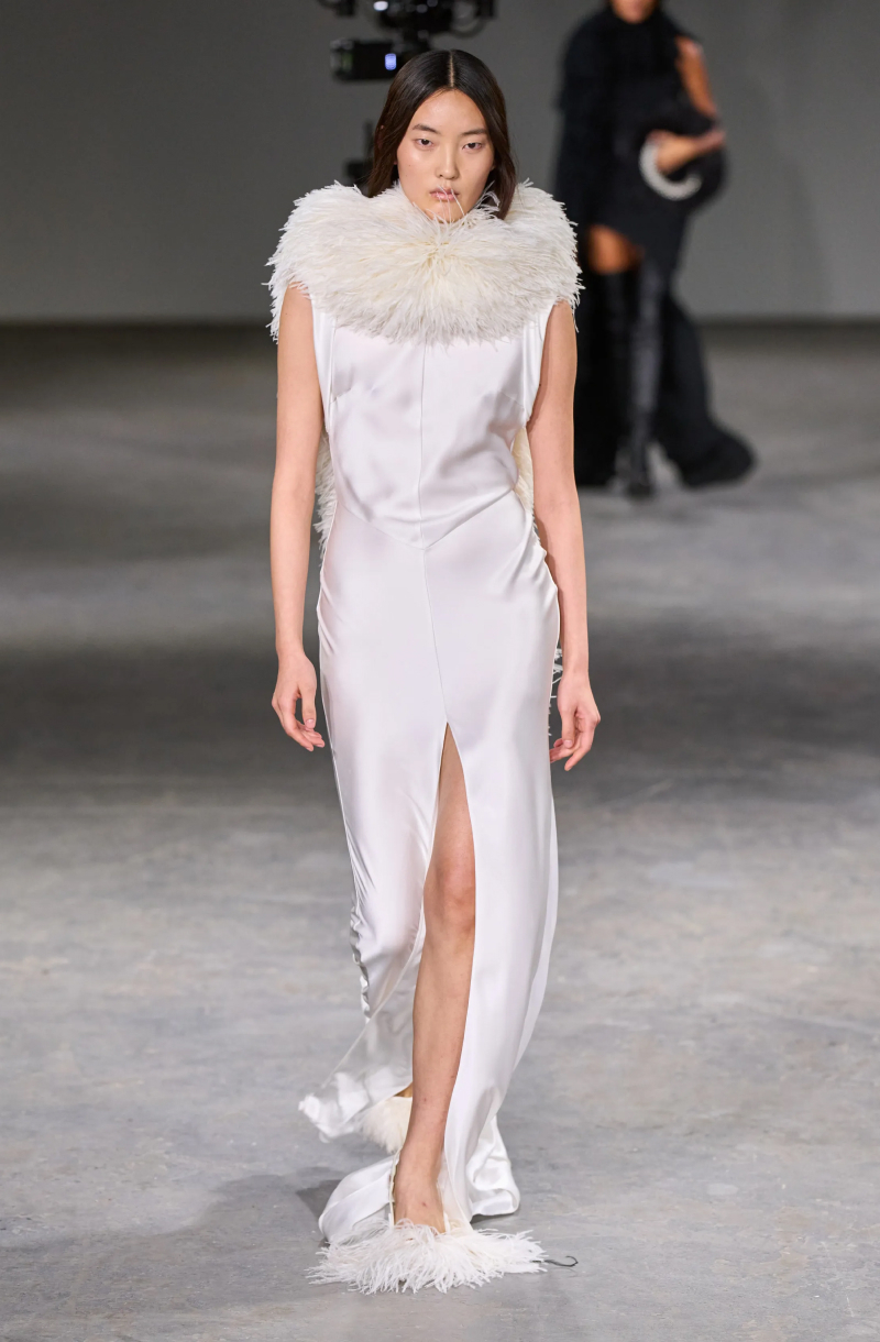 Банты, перчатки и черный: тренды Недели моды в Нью-Йорке и Лондоне осень-зима 2024 (фото 14)