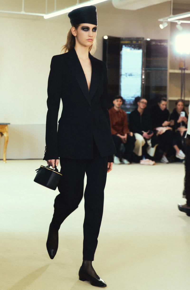 Банты, перчатки и черный: тренды Недели моды в Нью-Йорке и Лондоне осень-зима 2024 (фото 25)