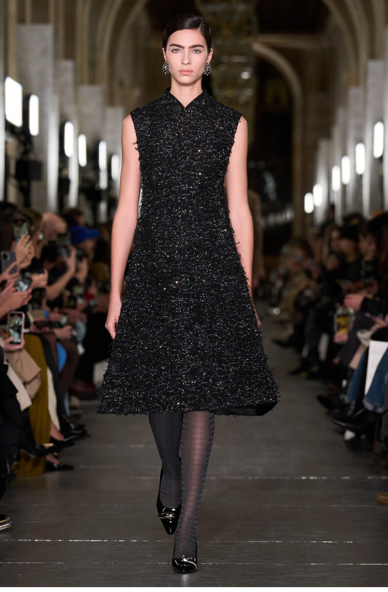 Банты, перчатки и черный: тренды Недели моды в Нью-Йорке и Лондоне осень-зима 2024 (фото 28)