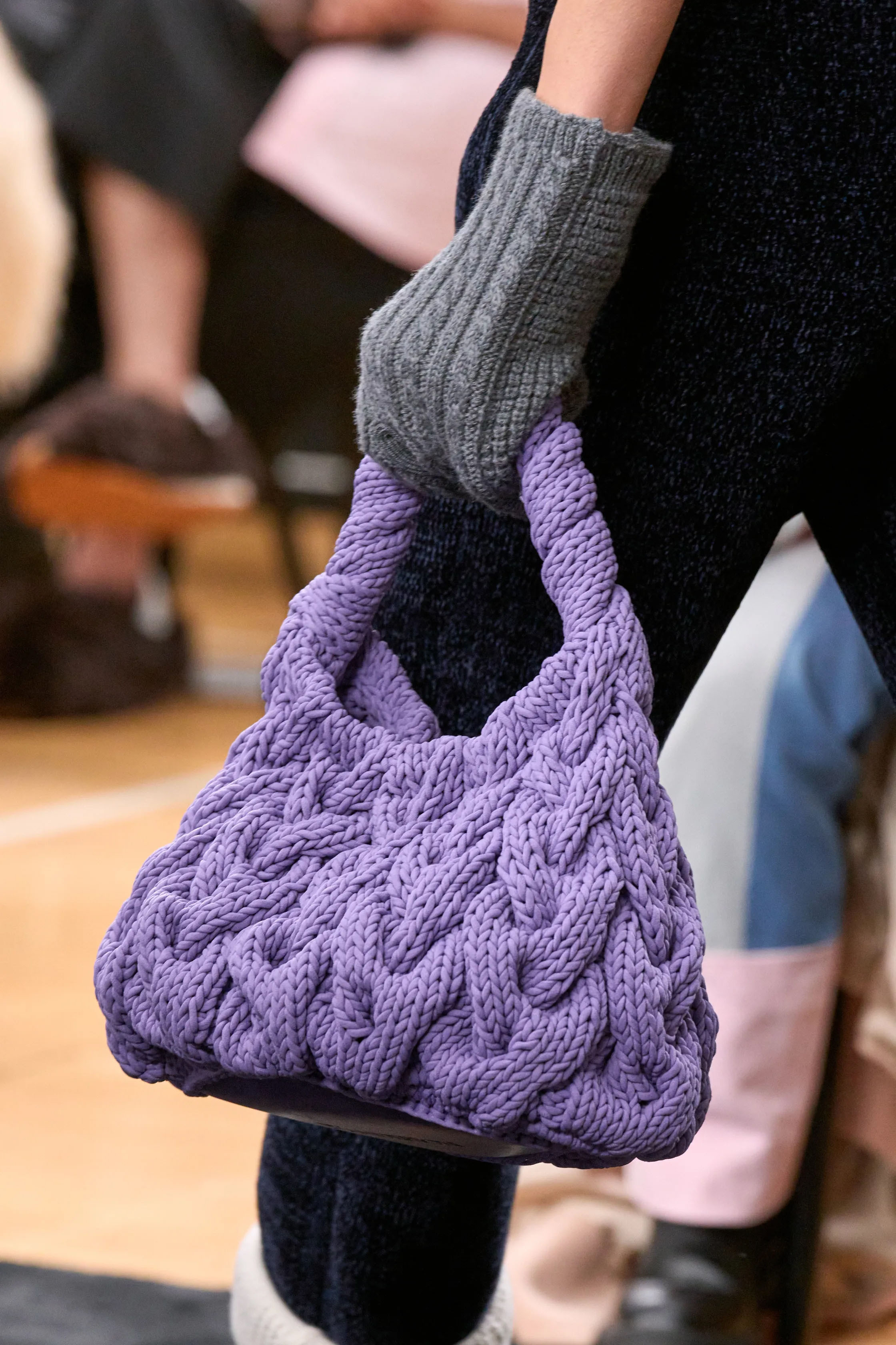 Банты, перчатки и черный: тренды Недели моды в Нью-Йорке и Лондоне осень-зима 2024 (фото 36)